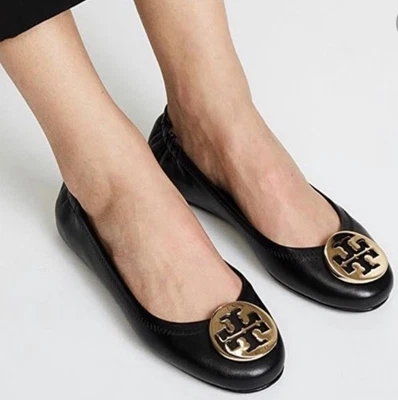 Pisos de ballet Tory Burch Reva para mujer 7M | Cuero negro dorado con logotipo | Clásicos elegantes Foto 1 de 4