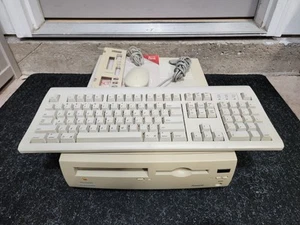 Teclado y mouse Apple Macintosh Performa 6214CD M3076 - 75 MHz 1 GB HD 8 MB de RAM - Imagen 1 de 18