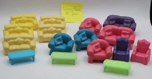 VINTAGE LG LOT 16 pcs UNMARKED PLASTIC DOLL DOLLHOUSE FURNITURE LIVING ROOM - Picture 1 of 4