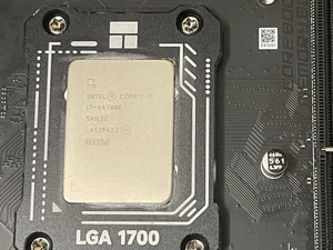 Intel Core i7-14700F 28 threads 5,4 GHz + MSI MAG Z790 TOMAHAWK + 2 X 32 Go (64 Go) RGB - Photo 1/13
