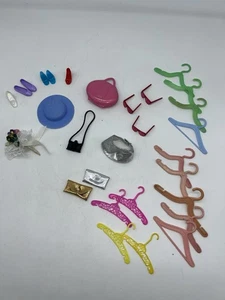 Lote De 29 Piezas Barbie Moda Muñeca Accesorios Perchas Monederos Cámara Plus! 3C - Imagen 1 de 6