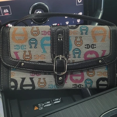 Bolso Bandolera De Colección Etienne Aigner Colorido Logotipo Completo Cierre a Presión Ranuras para Tarjetas Foto 1 de 4