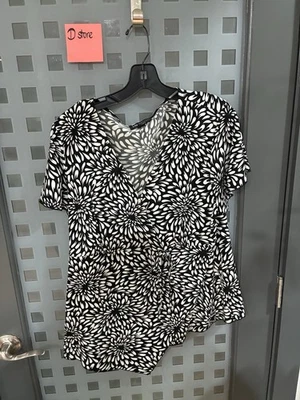 Женская блуза In Studio с черным цветочным узором с vneck — размер 1X - Изображение 1 из 4