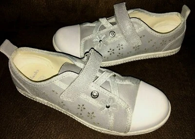 Clarks Niñas Gris Plata Brillo Tenis Zapatos Cuero Talla 2.5 M NUEVO SIN CAJA Foto 1 de 4
