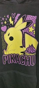 POKEMON PIKACHU LILA UND GELB 025 LIGHTNING POCKET MONSTER SCHWARZ HOODIE NEU! - Bild 1 von 9