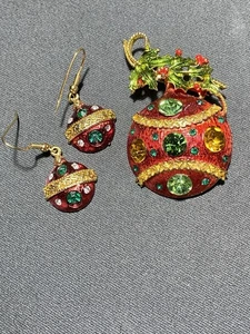 Vintage weißer Weihnachtsschmuck Brosche & Ohrring Set goldfarbene bunte Steine - Bild 1 von 4