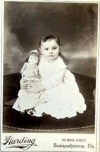 Niña con muñeca espeluznante ATQ 1900 gabinete tarjeta foto Susquehanna Pennsylvania - Imagen 1 de 3