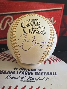 Guante de Oro Oficial Autografiado por José Berríos Serie Mundial 2025 BLUE JAYS - Imagen 1 de 2