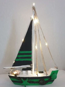 MARITIMES DEKO Segelschiff Holz schwarz- grün-weiß 10 er LED Beleuchtung - Bild 1 von 5
