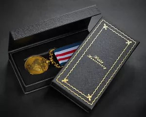 An unserem 5. Tapferkeitsmedaille zum Hochzeitstag aus Holz im Etui. Geschenk/Präsent. Gold - Bild 1 von 13