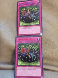 x2 Giant Trap Hole - Red Blue - DL16-EN018 - Rare -  YuGiOh - Picture 1 of 1