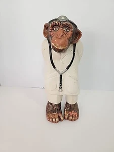 Statua scimmia dottore anni 70 con siringa nascosta ceramica arte popolare vintage - Foto 1 di 6