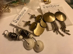 LOTTO DI TRE PAIA DI ORECCHINI TRAFORATI VINTAGE ESTATE. CIONDOLO ARCOBALENO - Foto 1 di 3