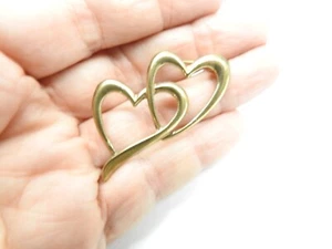 Broche Doble Corazón Interconectado Metal Trabajo Abierto Tono Dorado De Colección - Imagen 1 de 4