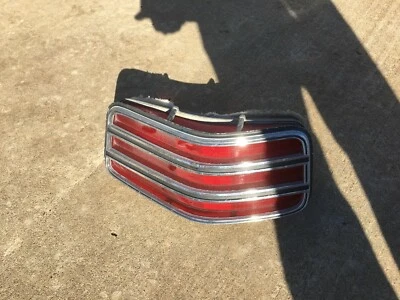 Chrysler Newport 1972 y montaje de luz trasera izquierda personalizada lente y carcasa Foto 1 de 3