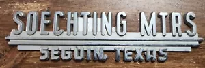 Soechting Mtrs--Seguin,Texas--Metal Dealer Emblem Car vintage SM5826 - Bild 1 von 1