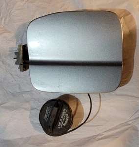 2007 Subaru Forester fuel gas door lid With Cap 2004-2008 Used Silver Color - Bild 1 von 4