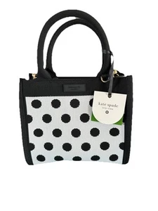 Borsa a tracolla Kate Spade New York X Target maglia a pois nero/bianco - in mano - Foto 1 di 2