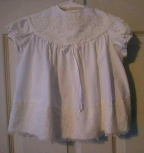 Vintage 6-9 Monate Mädchen französisches Kleid weiß Spitze Knöpfe Frankreich Christining LNC - Bild 1 von 7
