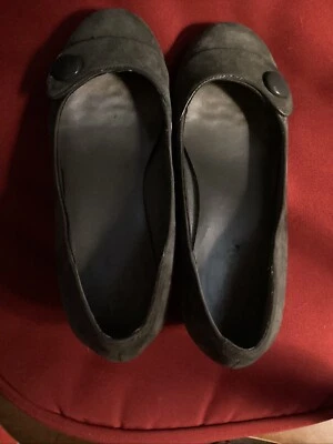 Me Too gray suade shoes size 6 low heel button accent - Image 1 of 4