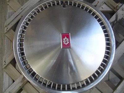 ONE OLDS OLDSMOBILE 80 90 WHEEL COVERS JETSTAR CUSTOM CRUISER HUBCAP WHEEL COVER - Image 1 of 2