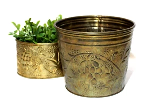 Set 2 fioriere vintage in ottone metallo goffrato ovale e rotondo India - Foto 1 di 9
