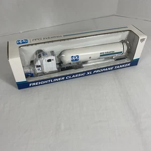 SpecCast 36542 Freightliner Classic XL 1:64 PPG Propane Tanker White Die Cast - Bild 1 von 18