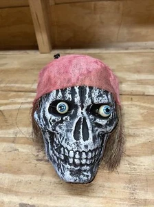 De colección Cráneo Colgante Esqueleto Pirata Gorra Roja Vibrantes Ojos Abultados Halloween - Imagen 1 de 7