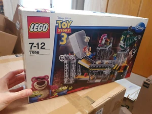 lego Toy Story 3 7596 Disney Pixar Trash Compactor Escape nuovo scatola danneggi - Foto 1 di 4