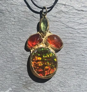 Anhänger aus 18 Karat und 24 Karat Gold, Silber, 1 Amolith, 2 Feueropale, 1 Peridot - Bild 1 von 13