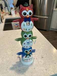 Christmas Totem Pole Of 3 Owls/Each Holding An Ornament - Picture 1 of 9