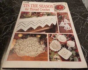 AZ17 LEISURE ARTS 1999, TIS THE SEASON BY THREAD CROCHET PATTERN LEAFLET - Picture 1 of 6