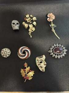 Lot of 8 Brooches - Crown Trifari, Hedy Hedison, Rhinestones, Enamel, Floral - Picture 1 of 10