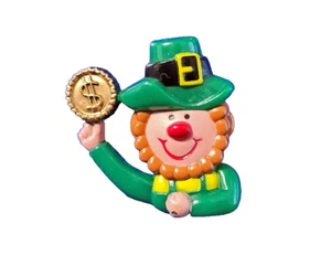 PIN St Patrick Vintage KOBOLD mit GOLDMÜNZE 80er Jahre Urlaub Brosche - Bild 1 von 2