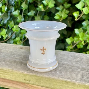 Pequeño ramo de mesa emblema flor de lis florero dorado vidrio blanco opalescente de 3,5" - Imagen 1 de 4