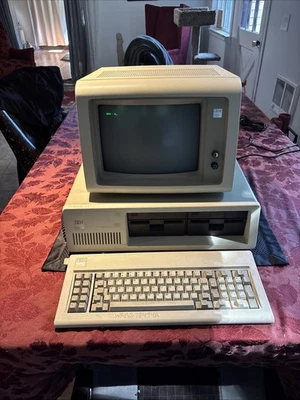 Computador pessoal IBM 5150 antigo com monitor IBM 5151 e teclado IBM! Botas - Imagem 1 de 4