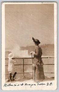 Cartolina RPPC Cascate del Niagara NY foto reale anni 1910 madre figlio New York antica - Foto 1 di 2