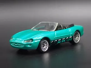 1996-2006 JAGUAR XK8 Convertibile Verde 1/64 Scala da Collezione Modellino Car - Foto 1 di 7