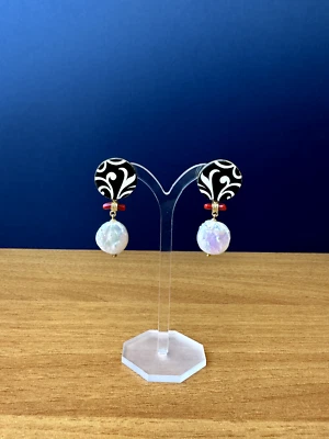 Orecchini in argento, vero corallo rosso, perla e maiolica dipinta a mano - Immagine 1 di 4