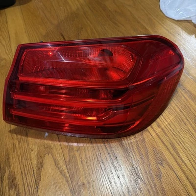 Lanterna traseira direita do lado do passageiro BMW 14-17 F33 F82 F83 M4 440i 63217296100 - Imagem 1 de 4