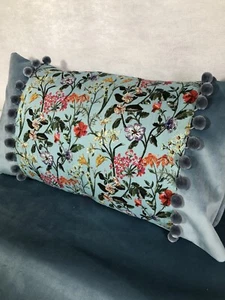 Copricuscino 20" x 12" con tessuto Liberty 'Lockwood' e bordo decorativo - Foto 1 di 4