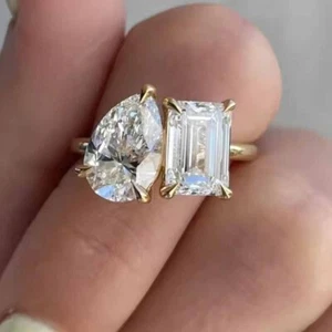 Anillo de compromiso de dos piedras de moissanita talla pera y esmeralda enchapado en oro amarillo de 14 k - Imagen 1 de 7