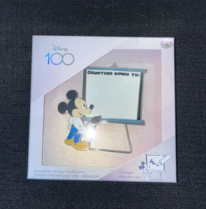 Mickey Mouse Jumbo Pin mit einer "Counting down to..." Tafel trocken abwischbar Disney 100 - Bild 1 von 2