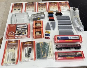 Enorme lotto di miniature ferrovie hornby, treni, binari, adattamenti rapidi set 31 pezzi - Foto 1 di 19