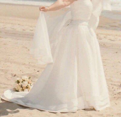 Vestido de novia Oleg Cassini sin tirantes marfil talla 12 - se adapta a organza sin tirantes de 5’2” Foto 1 de 4