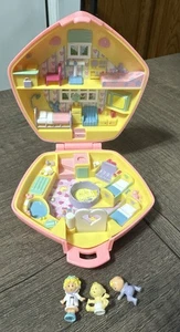 Juego Bluebird Polly Pocket 1992 In The Nursery Baby Care Center Completo - Imagen 1 de 7
