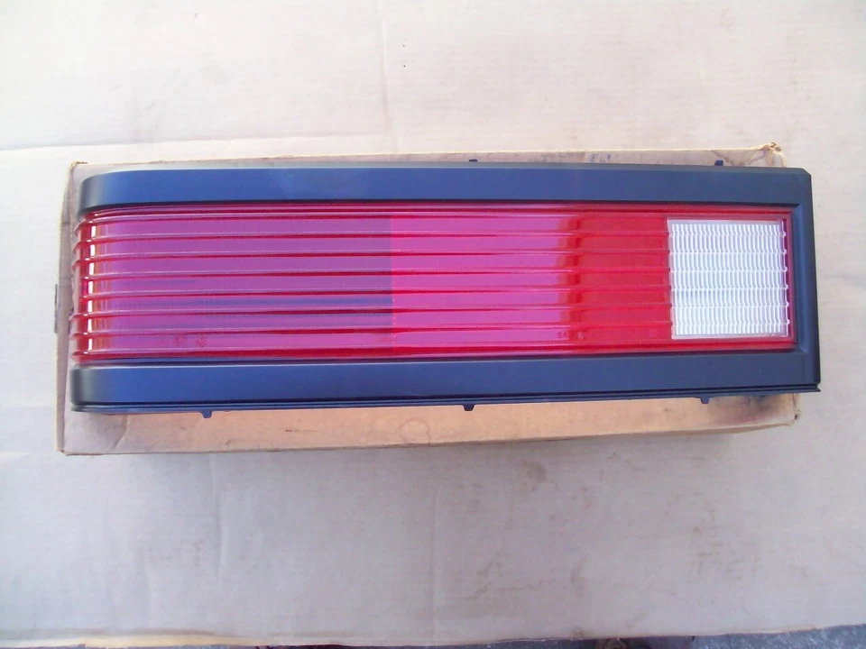 NOS MoPar 1985 1986 1987 Plymouth Turismo lado izquierdo LÁMPARA TRASERA 5207791 Foto 1 de 4