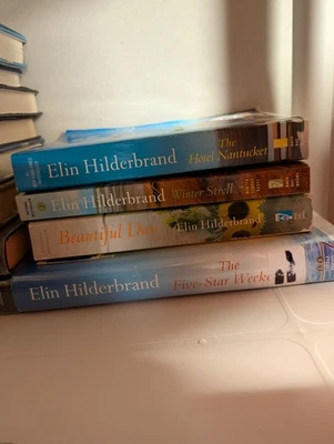 Elin Hilderbrand 4 Book Lot  3 Paperback 1 Hardcover Foto 1 de 4
