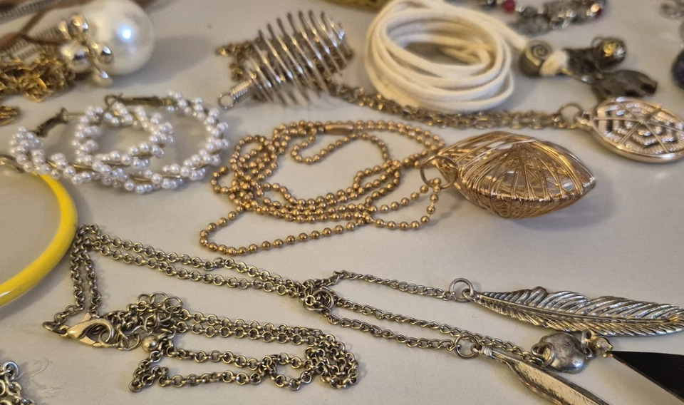 Modeschmuck Konvolut Vintage Holz Armreifen Ohrringe Broschen Anstecker Kette - Bild 1 von 4