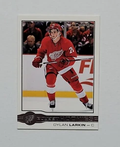 2015-16 OPC Glossy Rookies #R-3 Dylan Larkin RC - Foto 1 di 2